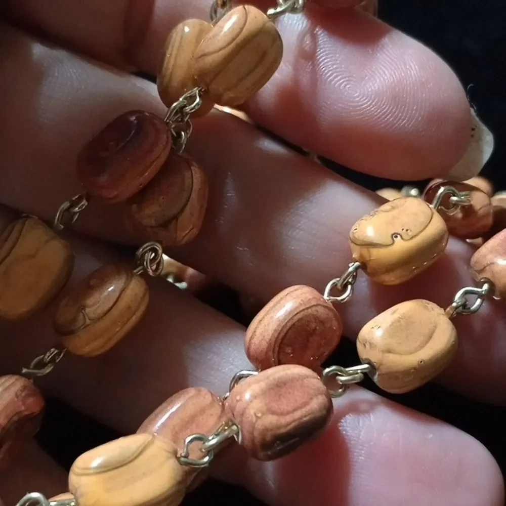 Two costume jewelry necklaces (C011)